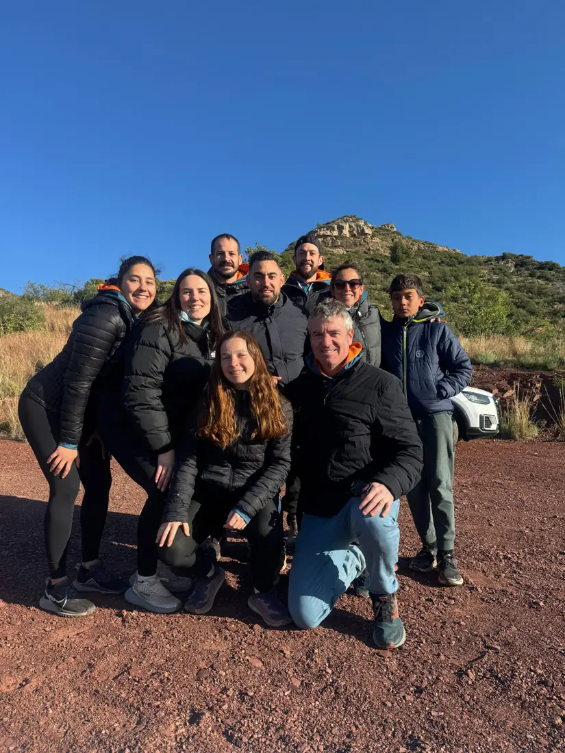 Grupo al atardecer en la sierra