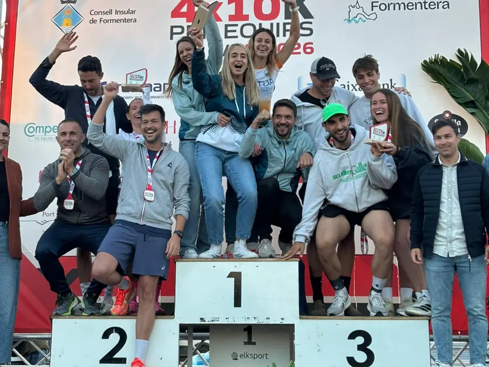 El equipo del BCS celebrando en el podio de la Formentera 4x10K