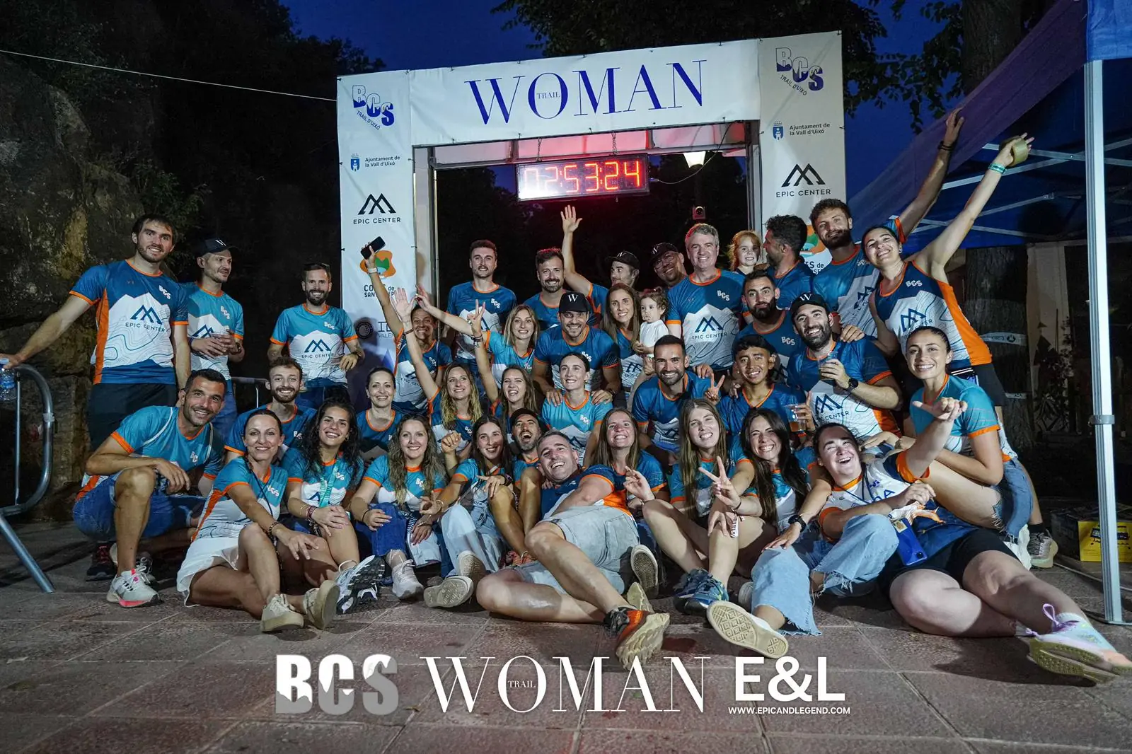 Todo el club celebrando en la meta del Woman Trail